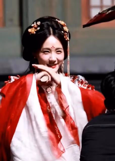太驚險!超粗蜈蚣身上亂爬!代拍狂喊劉宇寧驚覺救了李一桐!
