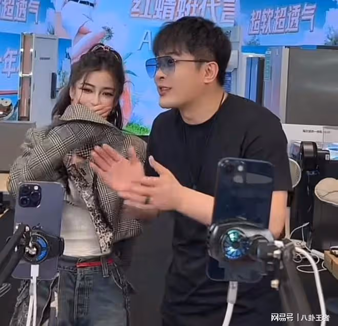離開黃曉明啥都不是!baby淪落辛巴直播間站台,全程尬笑毫無氣質