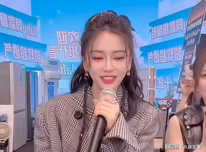離開黃曉明啥都不是!baby淪落辛巴直播間站台,全程尬笑毫無氣質