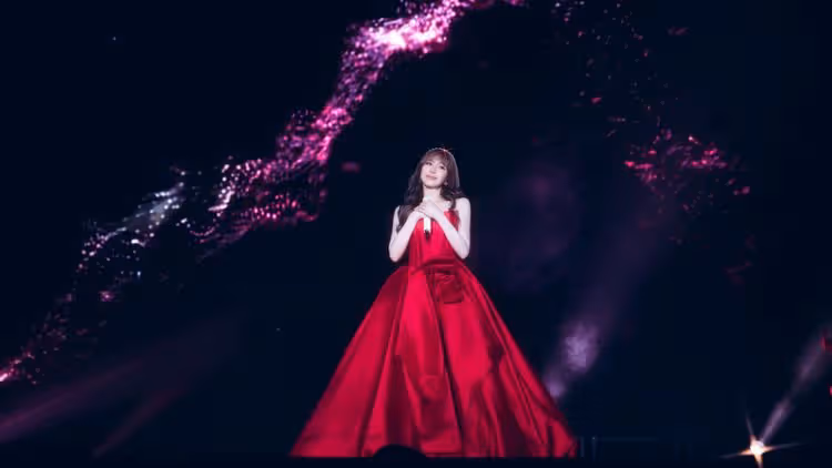 王心凌10公斤玫瑰穿上身美成這樣　280天巡演結束拋喜訊
