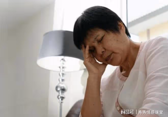 兒子去世後,兒媳讓我跟她住,洗衣機下發現的男襪,讓我心亂如麻