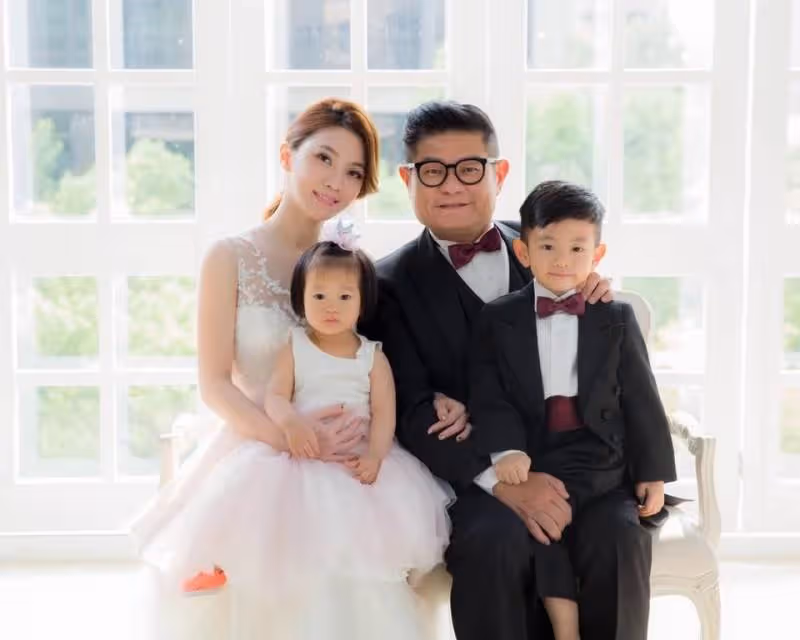 與「小24歲老婆」結婚10年,遭騙上千萬也不離不棄,如今「靠旺夫太座翻身」,看電影還會牽手甜笑:「娶到她是我福氣好」