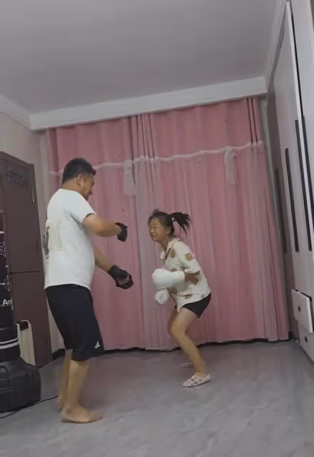 12歲女兒學完散打半年,把爸爸「揍到」牆角直求饒,媽媽笑出鵝叫