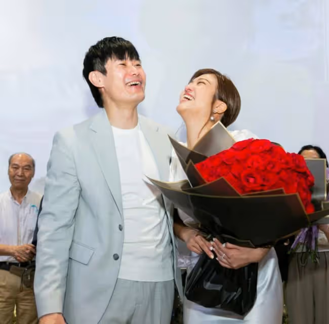 恭喜！香港女星獲男友求婚後滿臉淚水！兩人先後患病經歷生死
