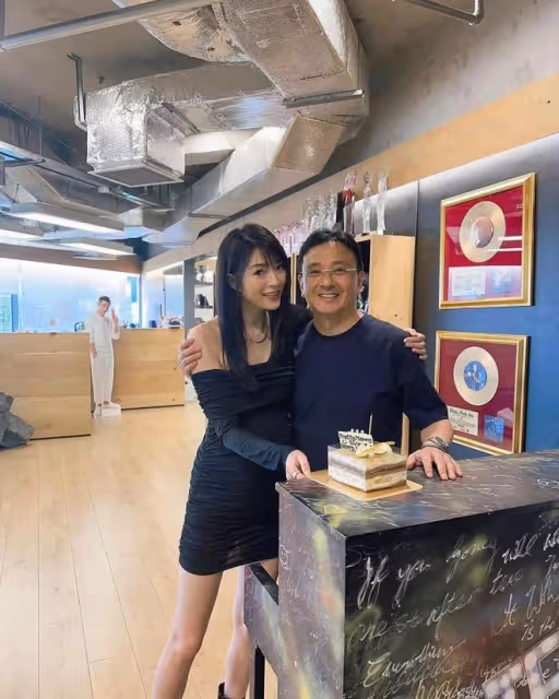 TVB女星大曬三點式泳照!下月產子身材仍苗條!網友直呼最美孕媽