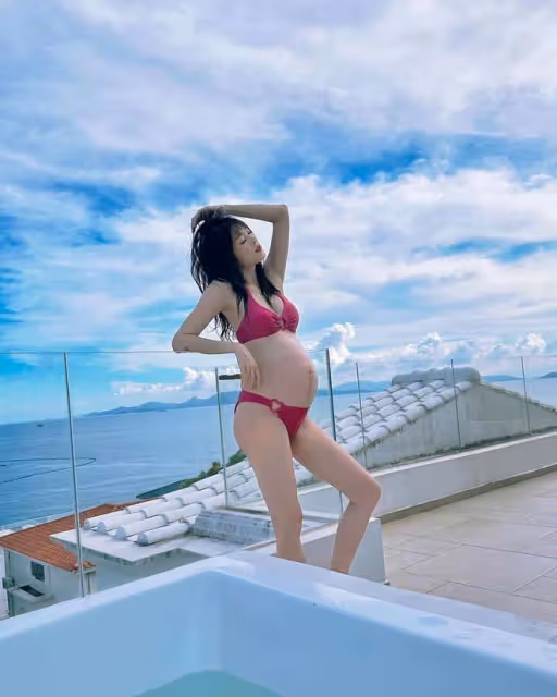 TVB女星大曬三點式泳照!下月產子身材仍苗條!網友直呼最美孕媽