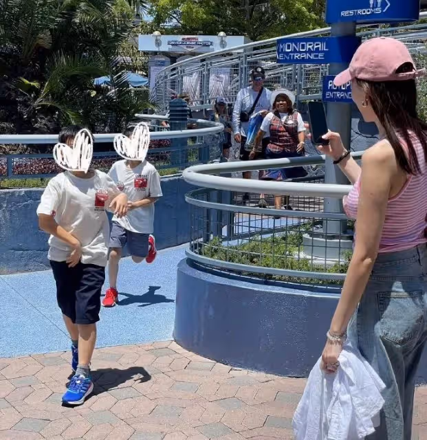 林志穎帶全家人遊美國迪士尼！Kimi超大隻　8歲兒爽抱米老鼠