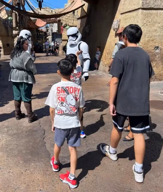 林志穎帶全家人遊美國迪士尼！Kimi超大隻　8歲兒爽抱米老鼠