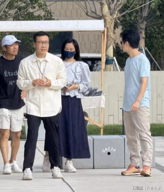 李健婚變?愛妻人設遭質疑,夫妻出門保持距離,疑嫌棄妻子胖30斤