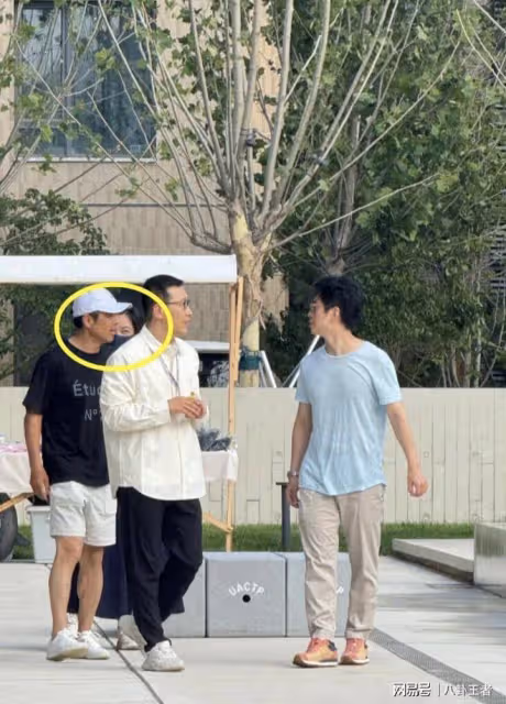 李健婚變?愛妻人設遭質疑,夫妻出門保持距離,疑嫌棄妻子胖30斤