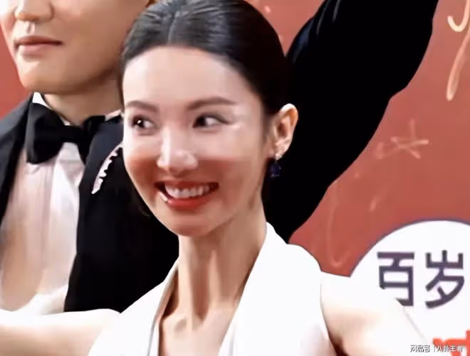 金晨又變臉!蘋果肌飽滿得嚇人,成真人版格格巫,模樣大變認不出