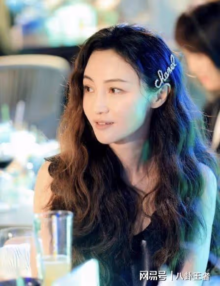 馬伊琍放過她吧!姚笛曬合影表情僵硬動作拘謹,自曝已3年未化妝