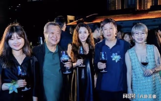 馬伊琍放過她吧!姚笛曬合影表情僵硬動作拘謹,自曝已3年未化妝