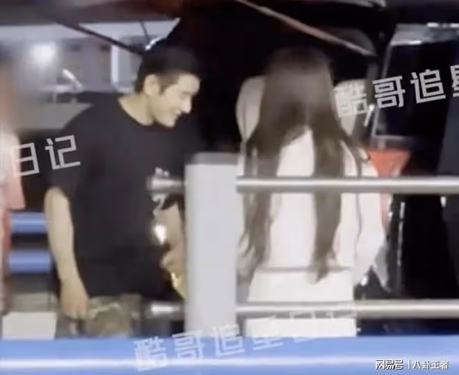 好事將近?黃曉明感情甜蜜惹人羨,葉柯豪車後備箱放滿鮮花疑逼婚