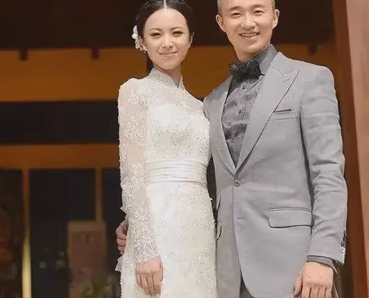 美女主持人王萌萌:24歲嫁42歲同行,如今對患病丈夫不離不棄