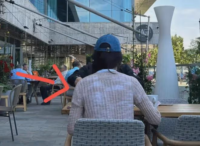 陳思誠23歲女友變化大!虎背熊腰,面部浮腫,歐洲街邊吃露天大餐