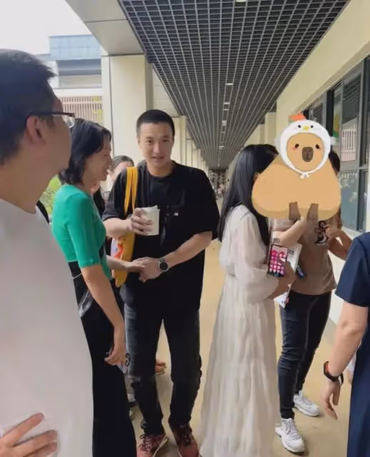 笑不活了!周一圍朱丹女兒面試公立小學,緊張到牽手,朱丹太憔悴