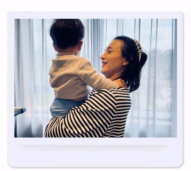 笑不活了!周一圍朱丹女兒面試公立小學,緊張到牽手,朱丹太憔悴