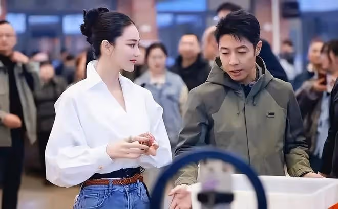 張馨予超絕腰臀比,皮帶勒腰顯身材,風韻猶存,突然好羨慕她老公