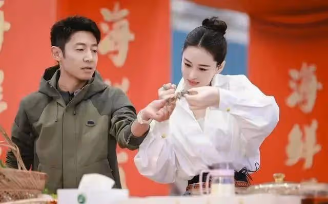 張馨予超絕腰臀比,皮帶勒腰顯身材,風韻猶存,突然好羨慕她老公