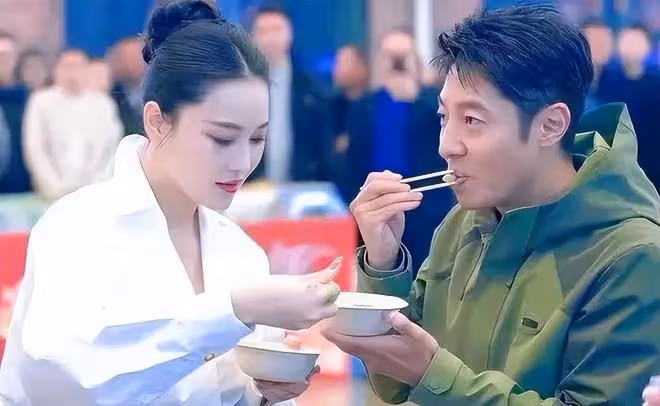 張馨予超絕腰臀比,皮帶勒腰顯身材,風韻猶存,突然好羨慕她老公