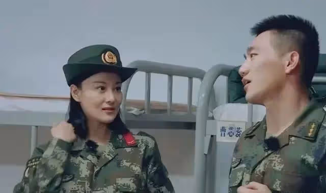 張馨予超絕腰臀比,皮帶勒腰顯身材,風韻猶存,突然好羨慕她老公