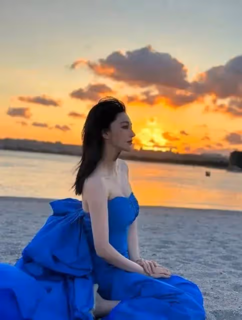 張馨予超絕腰臀比,皮帶勒腰顯身材,風韻猶存,突然好羨慕她老公