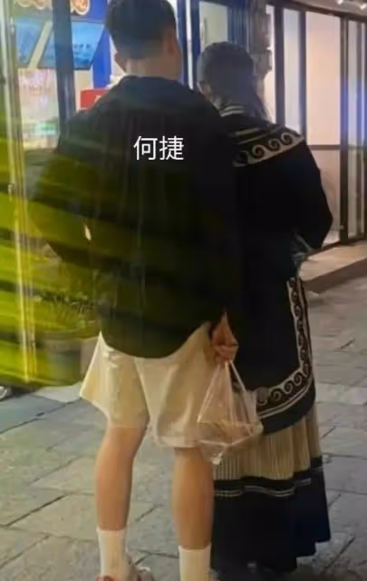 張馨予超絕腰臀比,皮帶勒腰顯身材,風韻猶存,突然好羨慕她老公