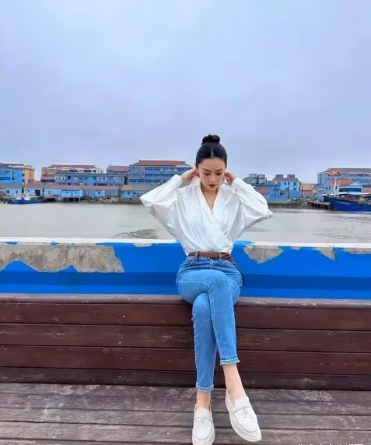 張馨予超絕腰臀比,皮帶勒腰顯身材,風韻猶存,突然好羨慕她老公
