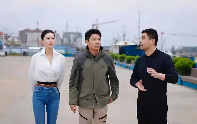 張馨予超絕腰臀比,皮帶勒腰顯身材,風韻猶存,突然好羨慕她老公