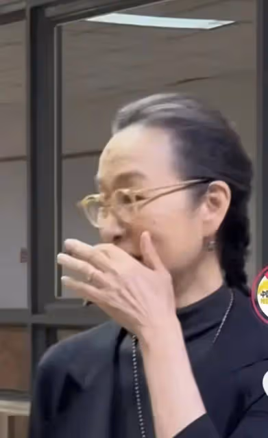 趙雅芝同框奚美娟輸徹底輸了!一個穿白裙刻意扮嫩,一個穿著端莊誰更勝一籌?