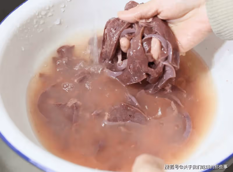 豬肝怎麼炒才好吃？別切完就炒，教您一招，豬肝滑嫩不腥又入味