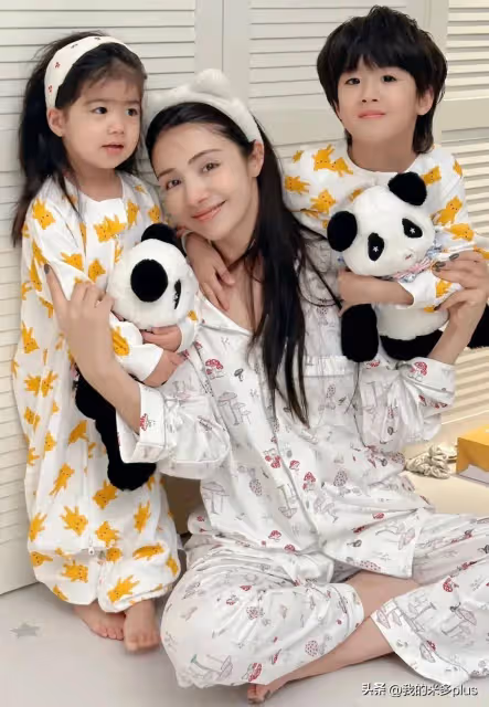 姜潮一家度假，二胎女兒和麥迪娜一樣漂亮，丹尼爾牽著妹妹好有愛