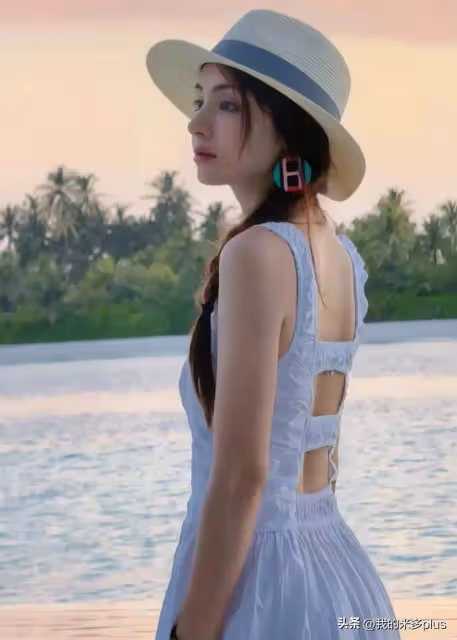 姜潮一家度假，二胎女兒和麥迪娜一樣漂亮，丹尼爾牽著妹妹好有愛