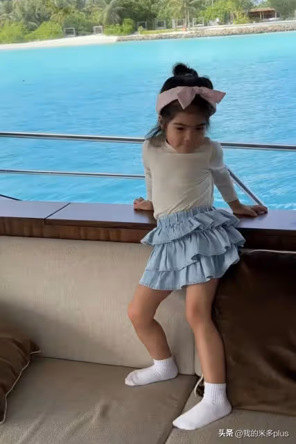 姜潮一家度假，二胎女兒和麥迪娜一樣漂亮，丹尼爾牽著妹妹好有愛