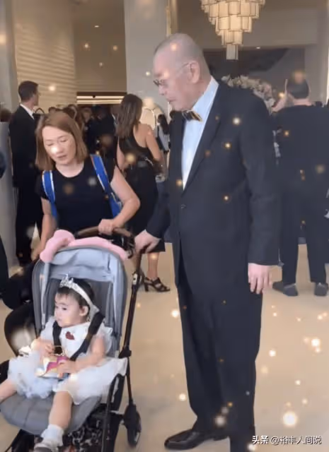 85歲劉詩昆攜全家現身!1歲兒被首前相夫人抱著,溫情互動惹人羨