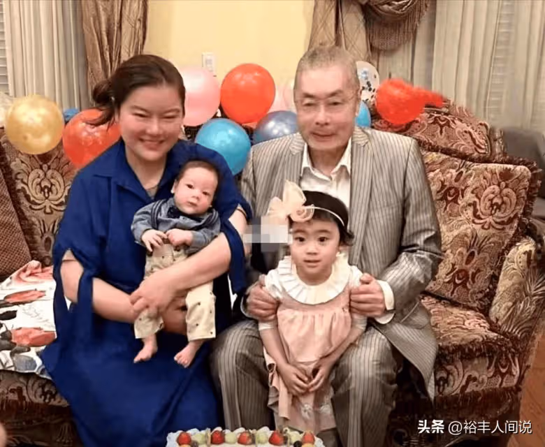 85歲劉詩昆攜全家現身!1歲兒被首前相夫人抱著,溫情互動惹人羨