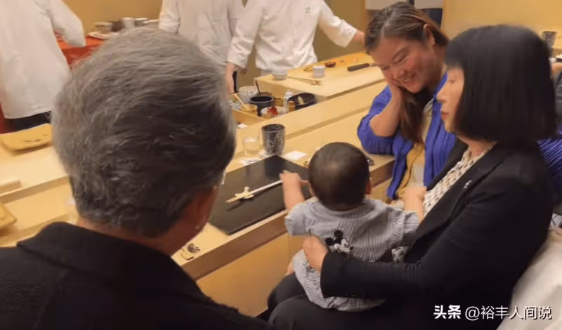 85歲劉詩昆攜全家現身!1歲兒被首前相夫人抱著,溫情互動惹人羨