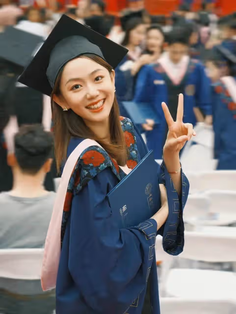 馮禧曬研究生畢業照,每一張都笑容滿面,網友:難怪許嵩要放暑假