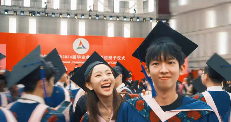 馮禧曬研究生畢業照,每一張都笑容滿面,網友:難怪許嵩要放暑假