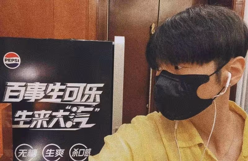 笑死!李榮浩7月第一條微博衝上熱搜,一個耳機引網友爆笑點評!