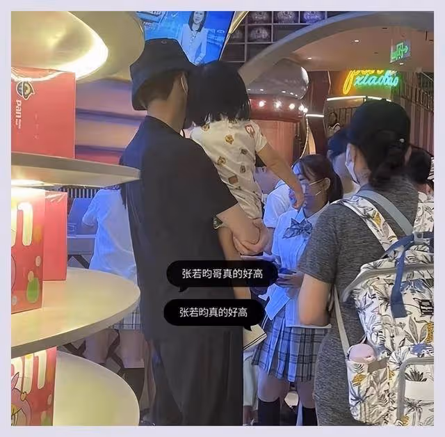 唐藝昕接閨女放學，4歲閨女身高像張若昀，笑容甜美軟萌像媽媽