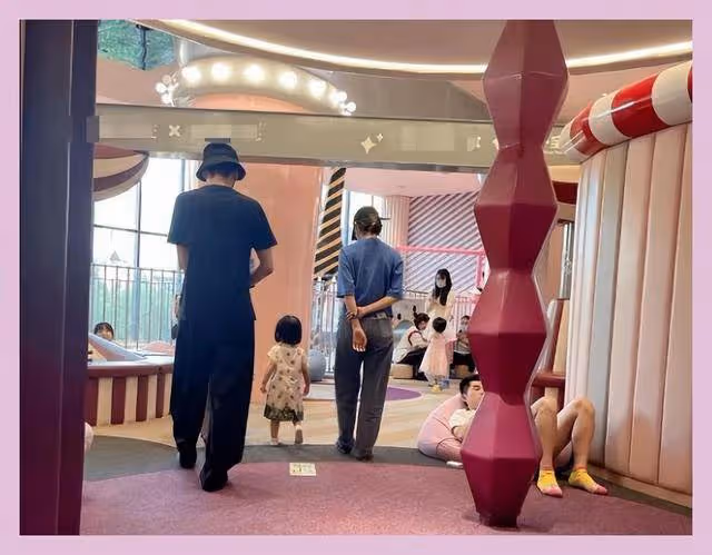 唐藝昕接閨女放學，4歲閨女身高像張若昀，笑容甜美軟萌像媽媽