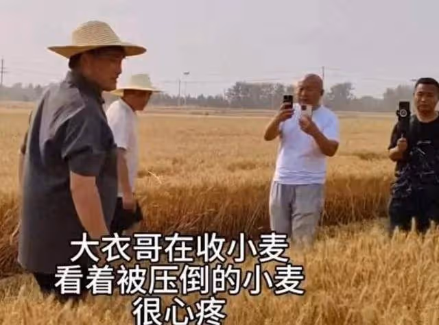 大衣哥全家被瘋狂拍攝,小偉帶老婆孩子回去過節,大衣嫂把守大門