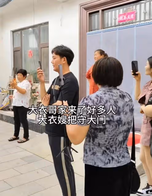大衣哥全家被瘋狂拍攝,小偉帶老婆孩子回去過節,大衣嫂把守大門