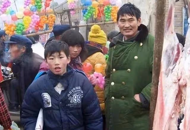 大衣哥全家被瘋狂拍攝,小偉帶老婆孩子回去過節,大衣嫂把守大門