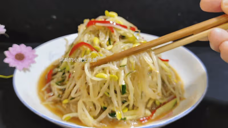 夏天適合吃這菜，一燙一拌輕鬆上桌！吃出滿口脆爽、爽滑不膩，沒胃口來這一盤