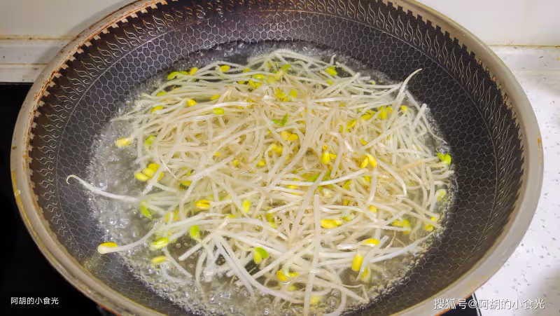 夏天適合吃這菜，一燙一拌輕鬆上桌！吃出滿口脆爽、爽滑不膩，沒胃口來這一盤