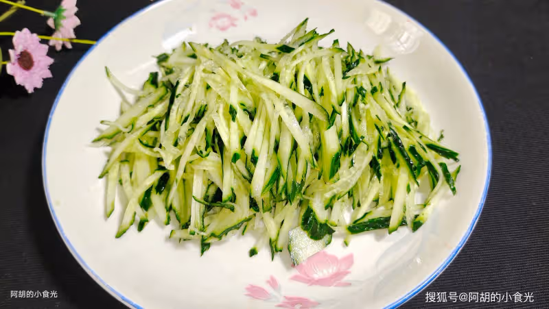 夏天適合吃這菜，一燙一拌輕鬆上桌！吃出滿口脆爽、爽滑不膩，沒胃口來這一盤