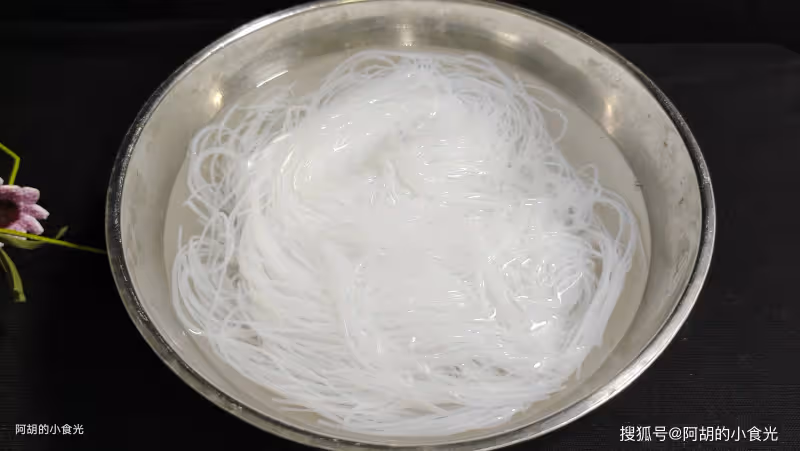 夏天適合吃這菜，一燙一拌輕鬆上桌！吃出滿口脆爽、爽滑不膩，沒胃口來這一盤